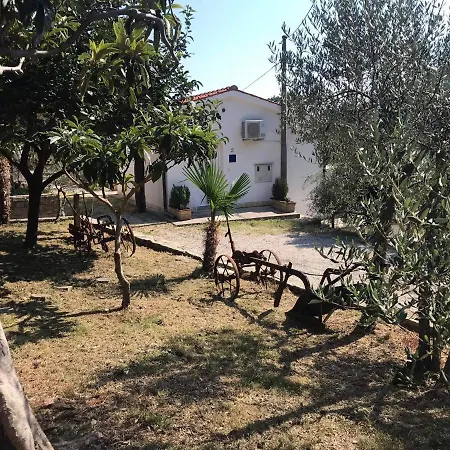 Gazde/Camere de închiriat Vera- With Airconditioning And Free Parking *