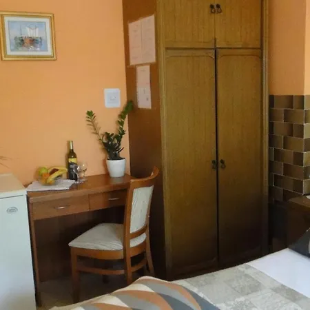 Vera- With Airconditioning And Free Parking Gazde/Camere de închiriat *