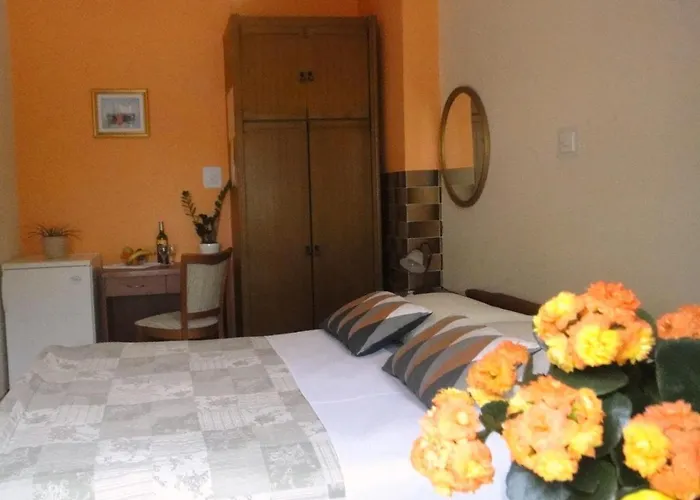 Gazde/Camere de închiriat Vera- With Airconditioning And Free Parking *